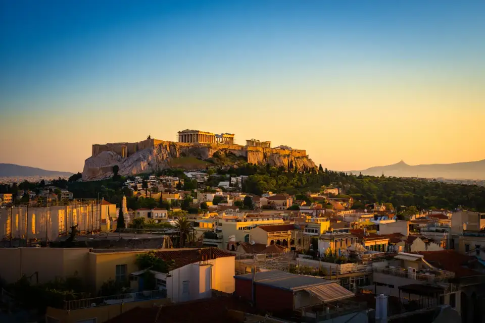 Vue panoramique d'Athènes au coucher du soleil avec l'Acropole et le Parthénon dominant la ville