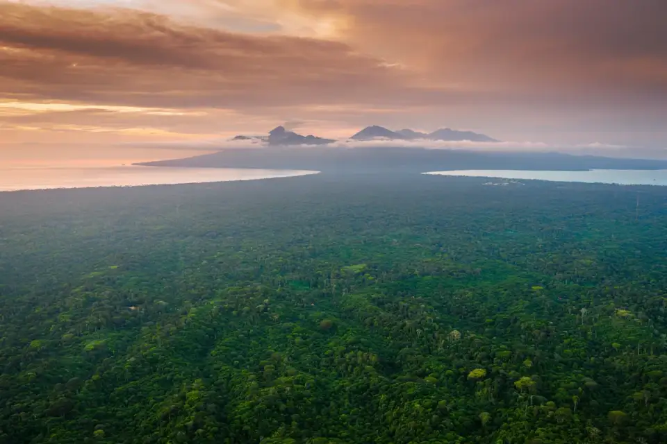 Paysage tropical d'Amérique centrale, forêt pluviale et volcans au Costa Rica