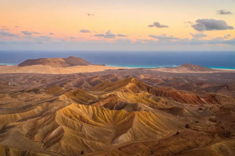 Paysage aride et volcanique de Fuerteventura, Îles Canaries, avec l'océan Atlantique en arrière-plan