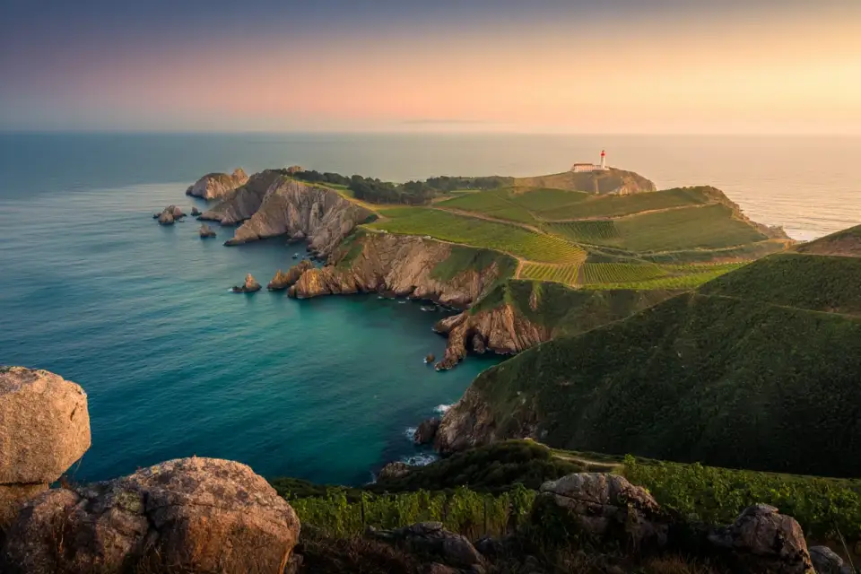 Côte sauvage des Rías Baixas en Galice, Espagne, avec phare et océan Atlantique