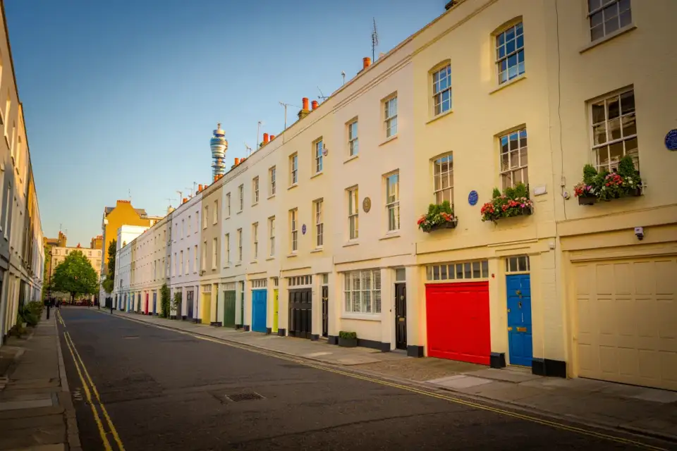 Rue de Fitzrovia à Londres, façades georgiennes et BT Tower en arrière-plan