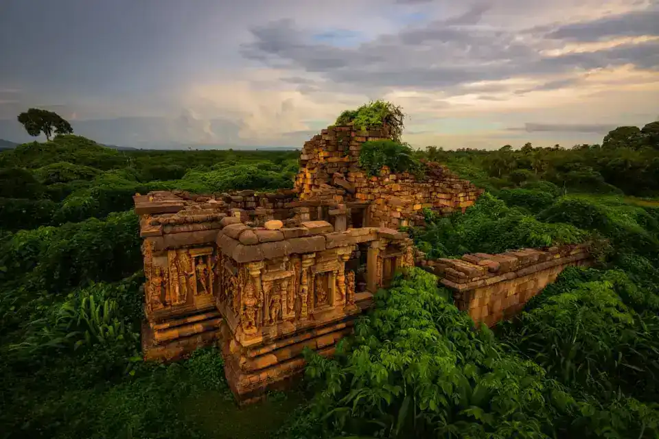 Temples hindous de Khajuraho au Madhya Pradesh, Inde, entourés de jungle luxuriante au coucher du soleil