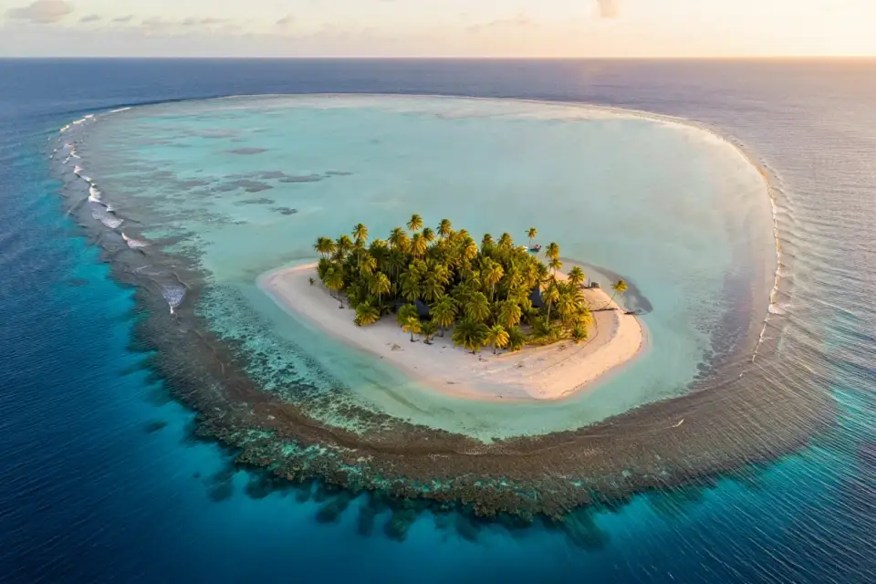 Lagon turquoise d'un atoll des Tuamotu en Polynésie française, vue aérienne
