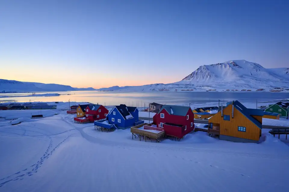 Paysage arctique de Longyearbyen au Svalbard, maisons colorées face aux montagnes enneigées