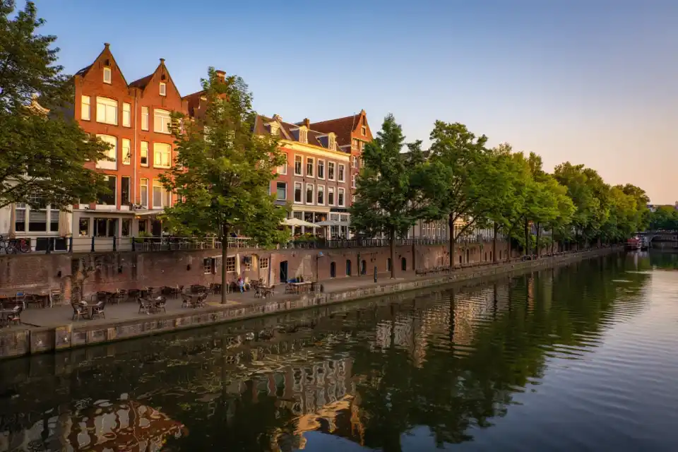 Les canaux à double étage de l'Oudegracht à Utrecht, avec les terrasses des werfkelders au bord de l'eau et les façades historiques en briques